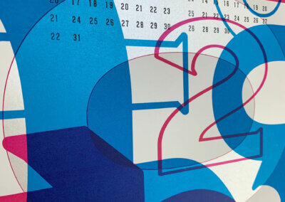 Kalender Cyan Magenta und Perlglanz Effektfarbe im Siebdruck