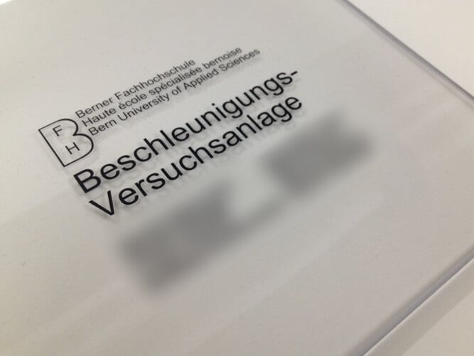 Kunststoffgehäuse mit schwarzem Siebdruck, Beschriftung einer Versuchsanlage